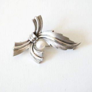MIKIMOTO - 定番 ミキモト 月桂樹の葉彫り パールブローチ シルバー 美