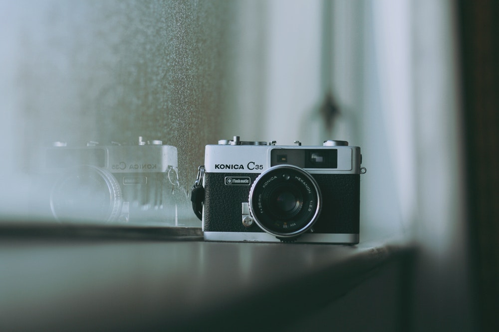 Konica C35を徹底解説。作例からシリーズ、中古相場まで | ONE SCENE