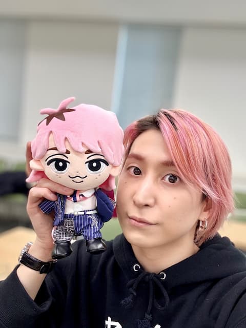 Snow Man・佐久間大介が自身のぬいぐるみとの写真を公開！「すのチル