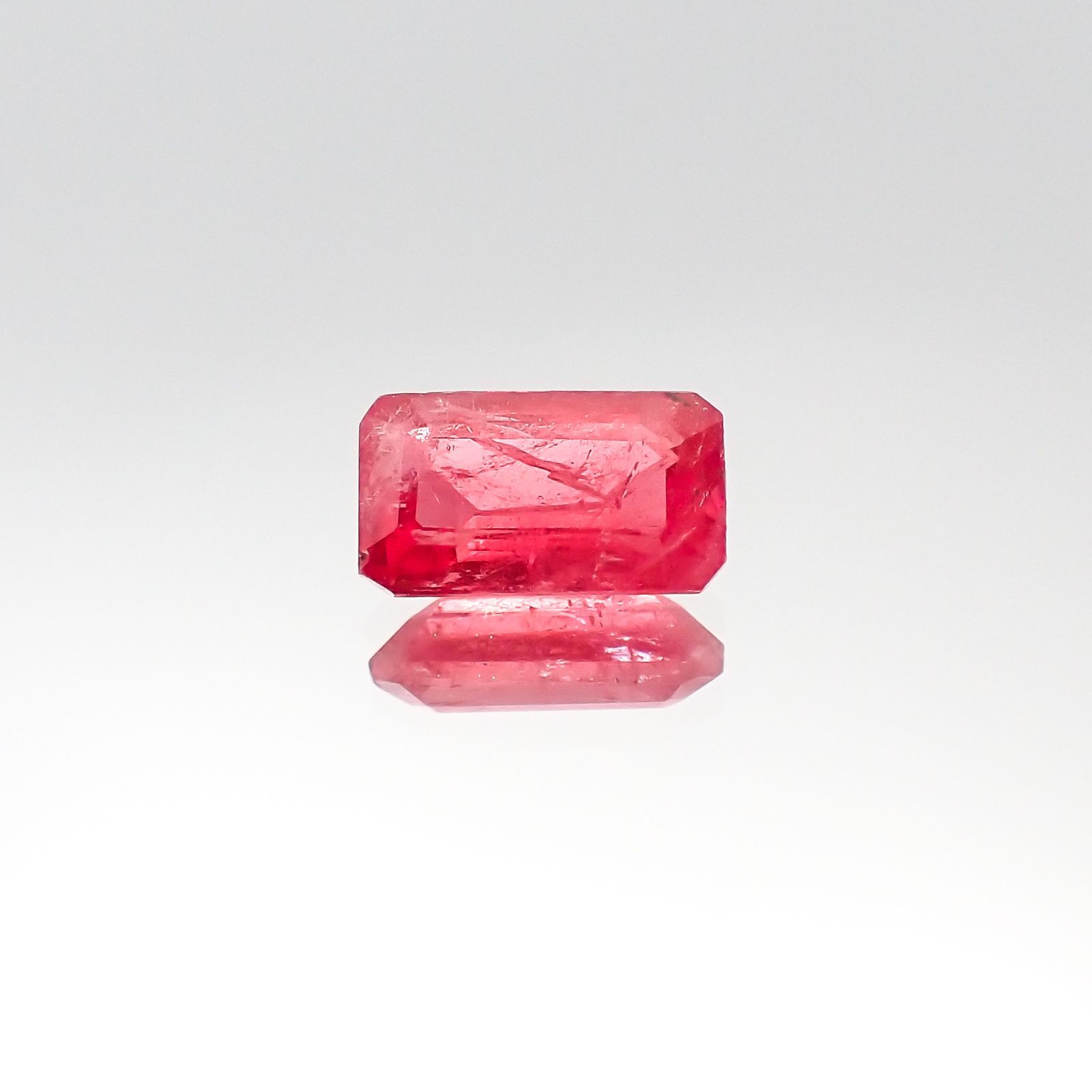 ロードナイト（宝石名ロードナイト）ブラジル産 1.07ct 識別済7.6x4