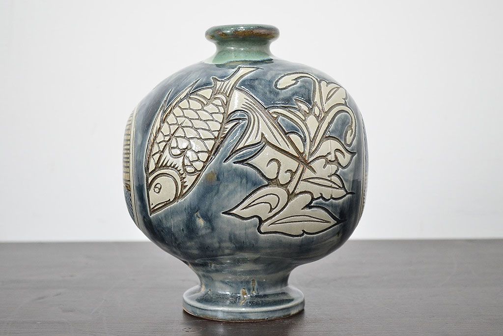 魚紋花瓶金城敏夫 魚紋花瓶金城敏夫 金城敏男】 金城次郎長男 線彫魚紋