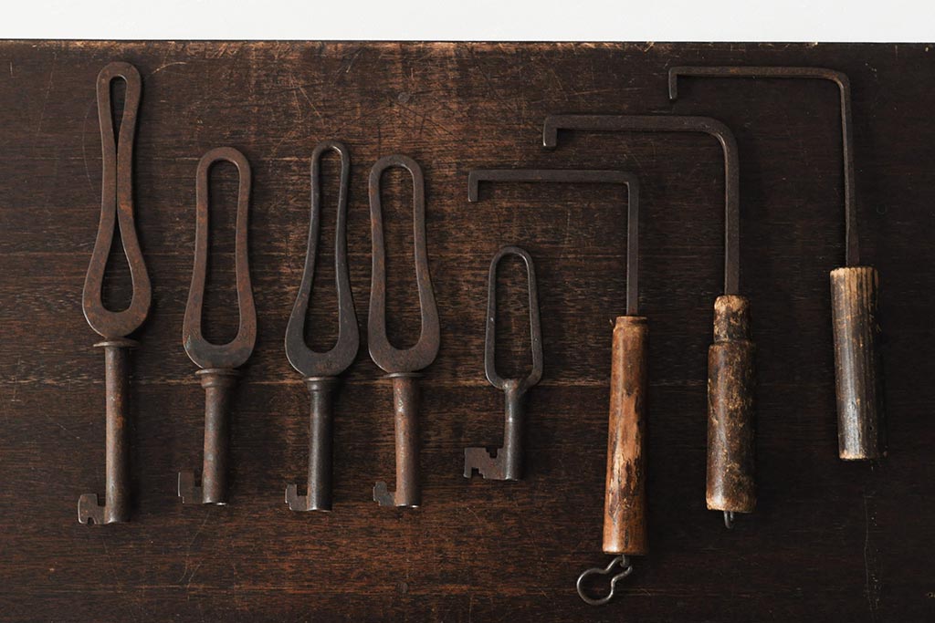 古民具 古鉄 古い錠前 鍵 2点 V R8682 古民具 古鉄 古い錠前 鍵 2点 V