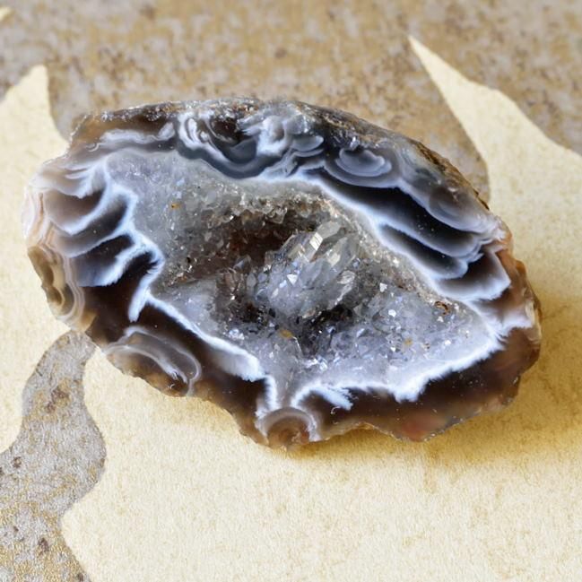 アゲートジオード クォーツクラスター in メノウ（瑪瑙）ノジュール