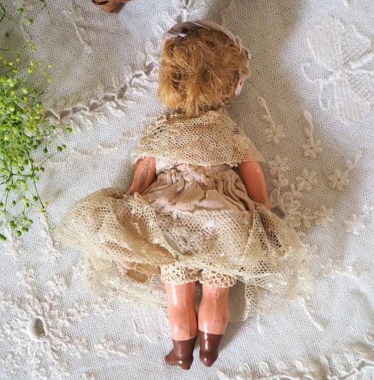 アンティークの小さなビミニグラスかわいい少女 アンティークの小さな