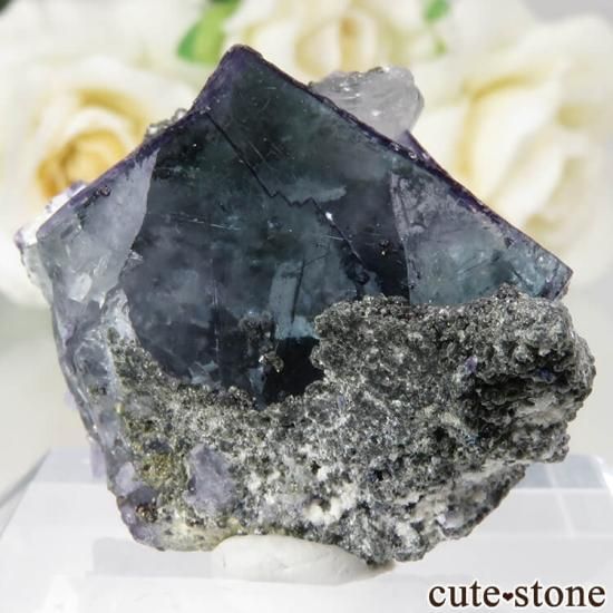 ヤオガンシャン産 針状結晶入りブルー×グリーンフローライトの原石 No