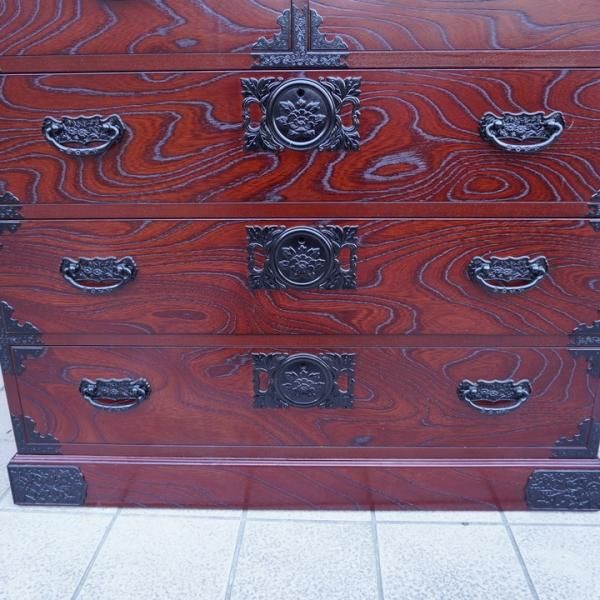 四国高松の伝統工芸 飛鳥工芸家具の欅材 和箪笥です。隅金具をはじめ