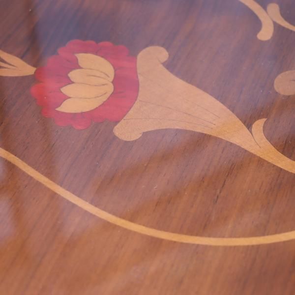 イタリア伝統の象嵌細工が施されたダイニングテーブルです。クラシック