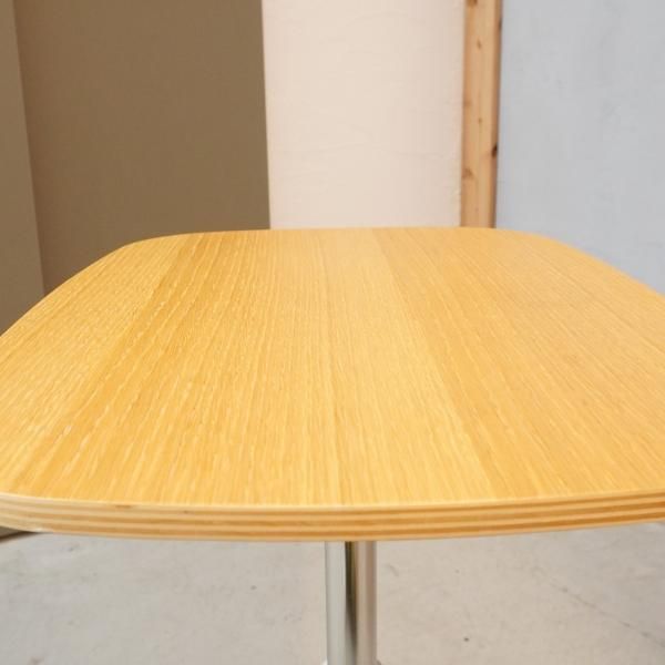 人気の無印良品(MUJI)のオーク材を使用した昇降式 サイドテーブルです