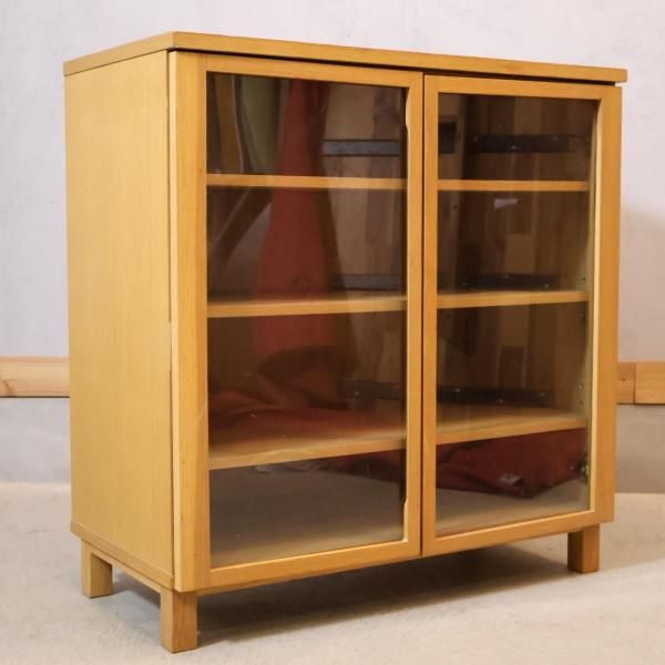 人気の無印良品(MUJI)のオーク材 キャビネット・ガラス扉です