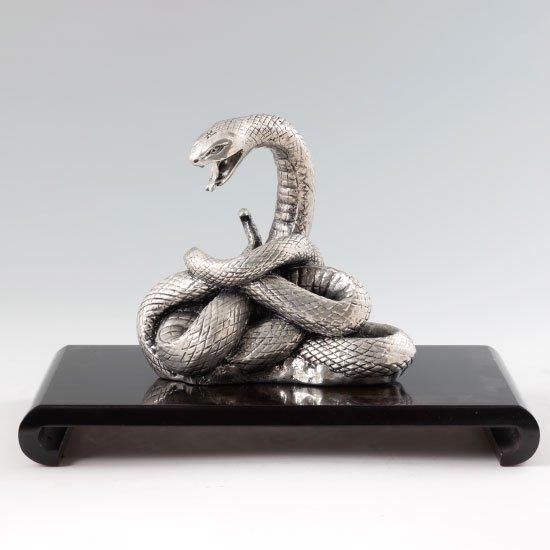 錫 置物 干支 へび（巳） -KOURIN- 黒漆加工 台付 [No.186F-6]｜薩摩錫