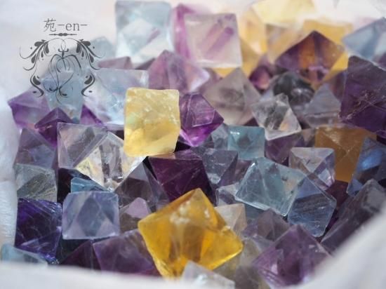 黄色と紫色フローライト二重層八面体黄色蛍石