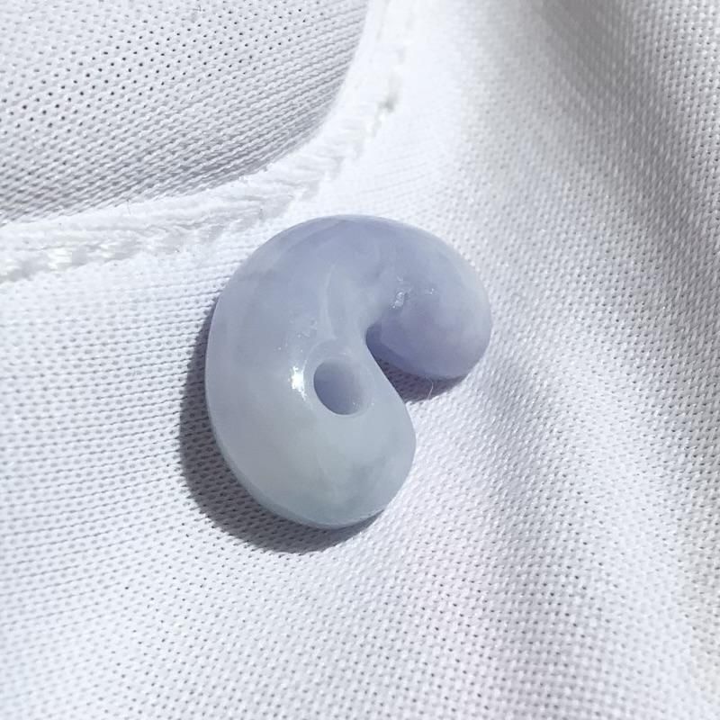 糸魚川ラベンダー翡翠 (青海産) 勾玉 巴型 】 国産 天然石 糸魚川翡翠