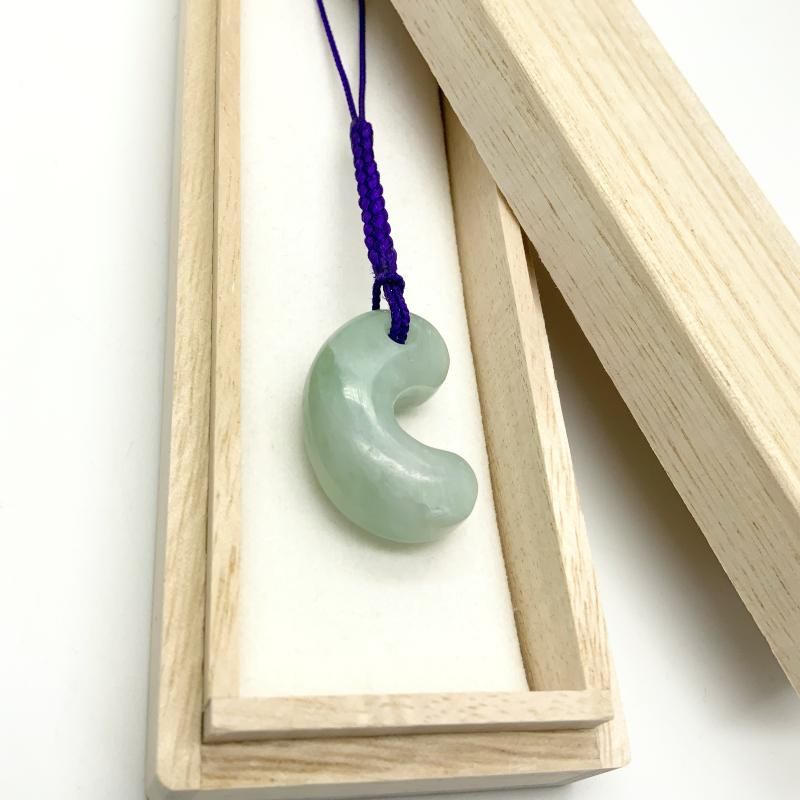 糸魚川翡翠 勾玉 巴型 】 国産 天然石 糸魚川産翡翠 ひすい ヒスイ