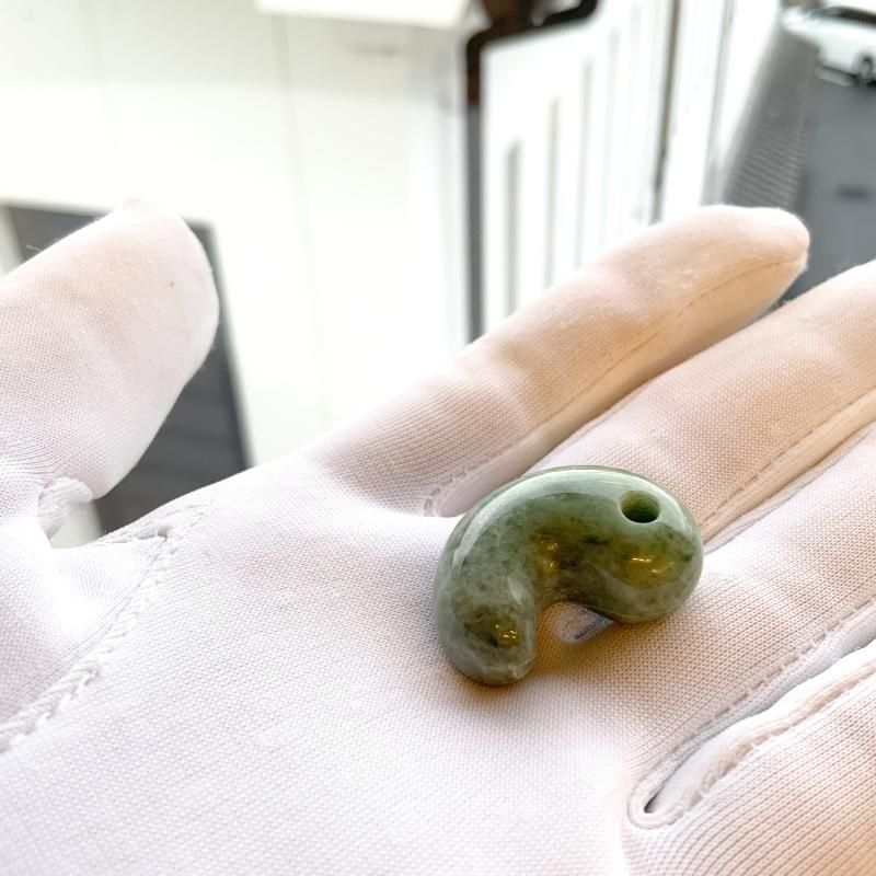 糸魚川翡翠(小滝産) 勾玉 】 国産 天然石 糸魚川産翡翠 ひすい ヒスイ