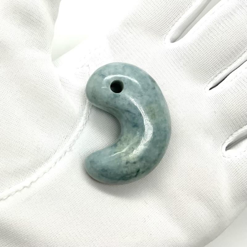 糸魚川翡翠(青翡翠)入りコン沢産 勾玉 巴型 】 青翡翠 国産 天然石