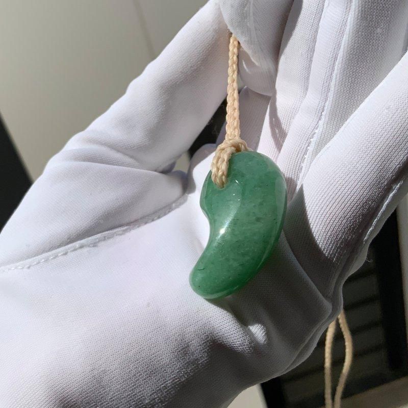アベンチュリン 勾玉 蝋引き撚り紐ペンダント 】 インド翡翠 緑色 5月