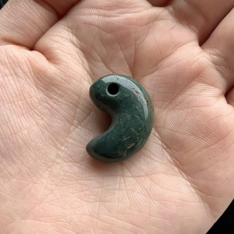 出雲石／碧玉 勾玉 中 AA 巴型 】 出雲石 国産 花仙山 青めのう 緑 空