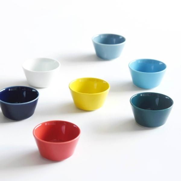 波型の陶器ボウル 色とりどりの絵柄 波型の陶器ボウル 色とりどりの