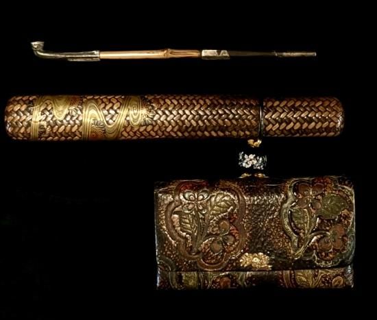金唐革 菊図前金具付 煙草入れ・木彫 塗り 緒締 ・流水に菊図 網代に