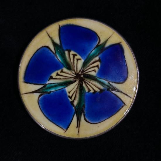 人間国宝 富本憲吉造 資生堂 色絵 五弁花・椿図 帯留」（昭和14年の銘