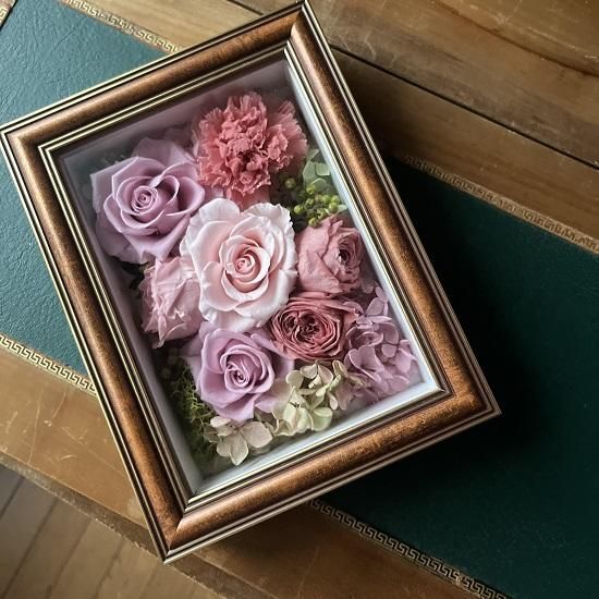大人華やか！カーネーションとバラ 額入りのプリザーブドフラワー