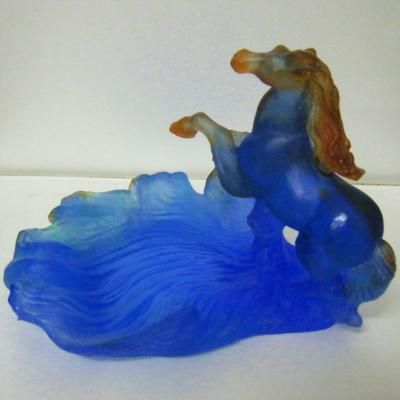 ドーム クリスタル 浪間に立つ馬