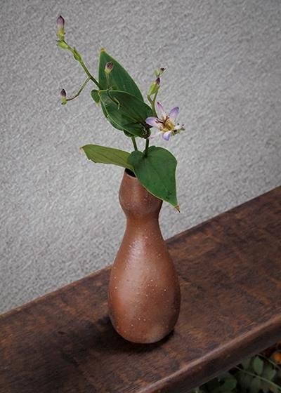 季節のお花を備前焼で飾る ～備前・緋すき一輪挿し～