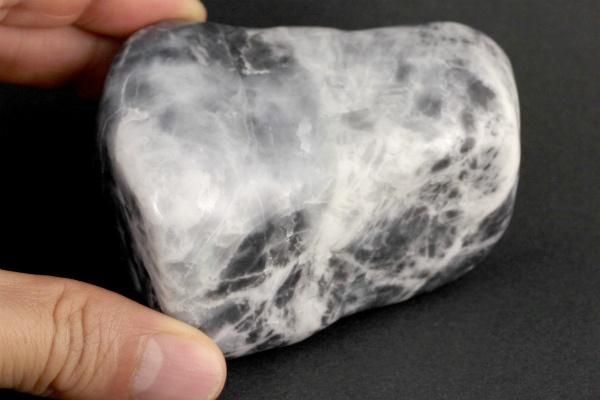 糸魚川産 翡翠 原石 磨き 285g｜天然石 原石 通販のキラリ石