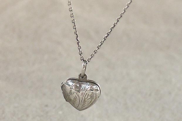 フランスアンティーク タイツリソウのハート型ペンダントヘッド