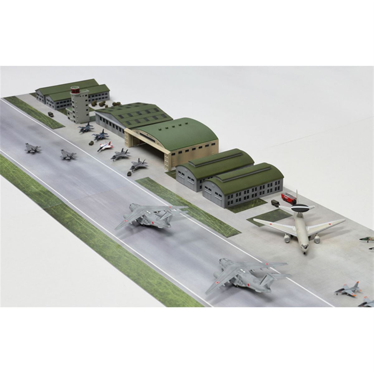F-35やC-2、AWACSなどが付属する「1/700 航空自衛隊基地 2」ジオラマ