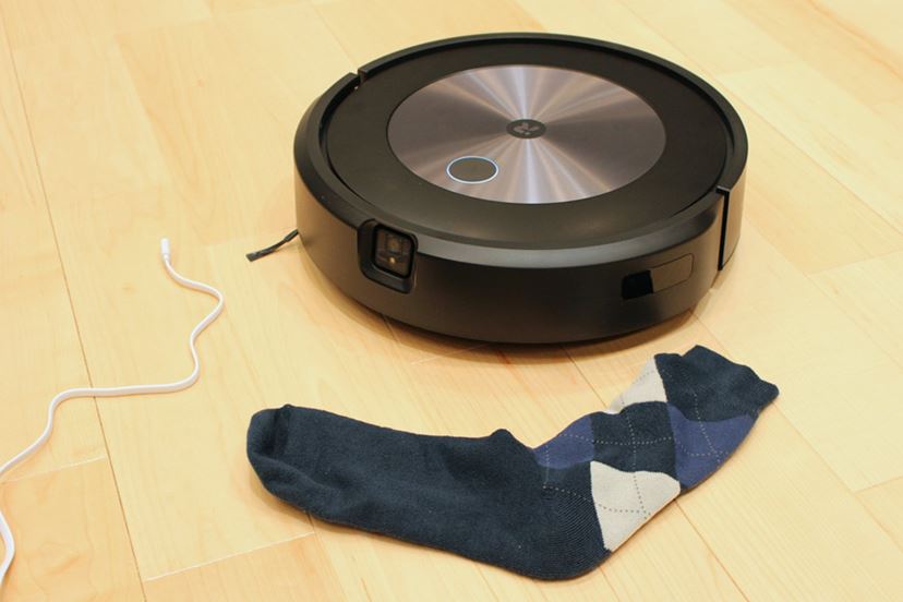 新しい「ルンバ j7+」は散らかった床でも動きやすい！ ケーブルや