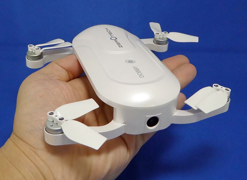 自撮りに便利！ ポケットに入れて持ち運べる小型ドローン「DOBBY」が