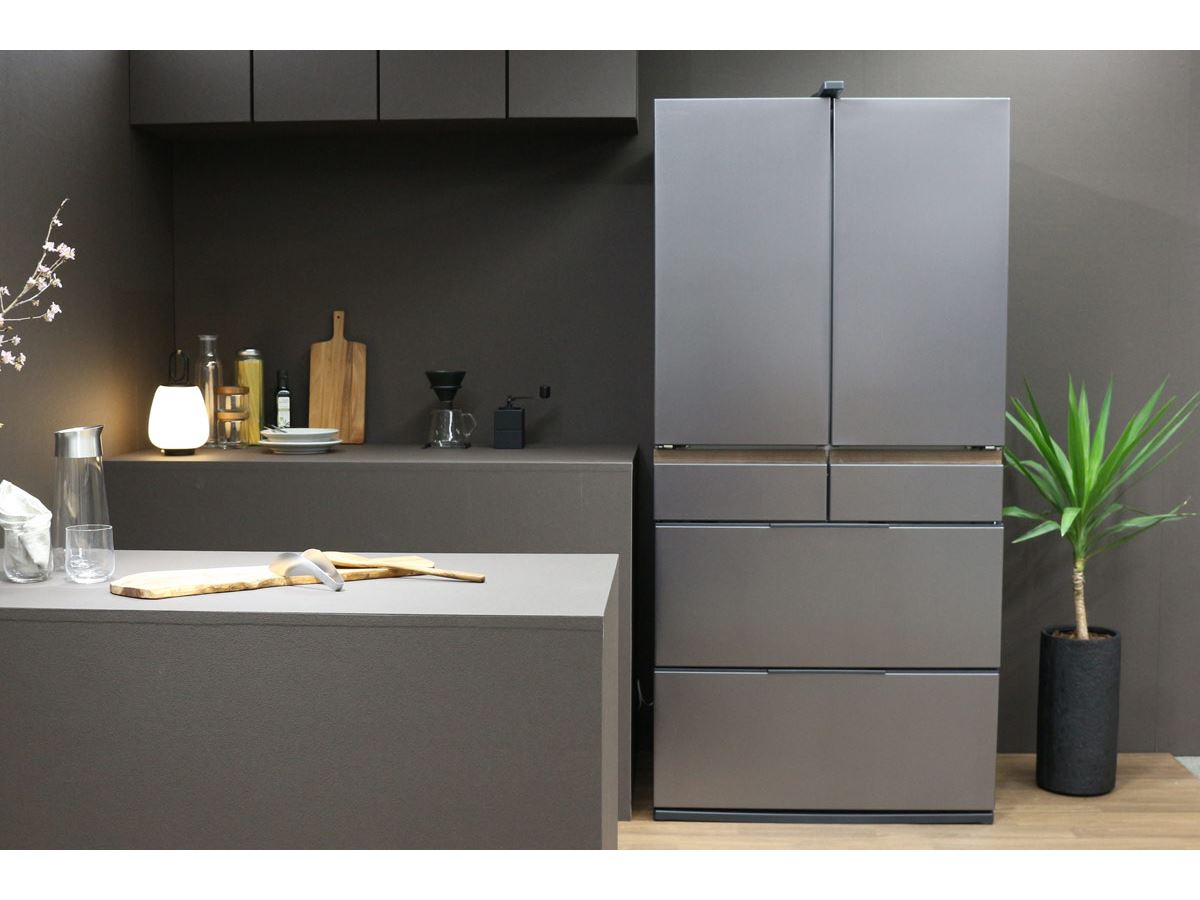 670Lの大容量なのに奥行65.4cm！ キッチンに横並びですっきりフラット