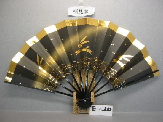 金地に春秋の柄仕舞扇