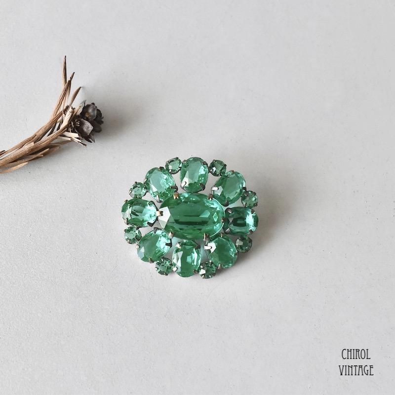エメラルドグリーン オープンバック オーバルグラスブローチ - CHIROL