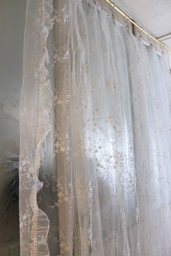 ホワイトフラワーの花束の清楚な白刺繍、フランスレースのフェミニンな