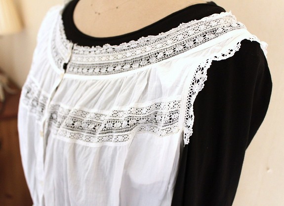 繊細なレース使いが素敵なイギリスのアンティークワンピース