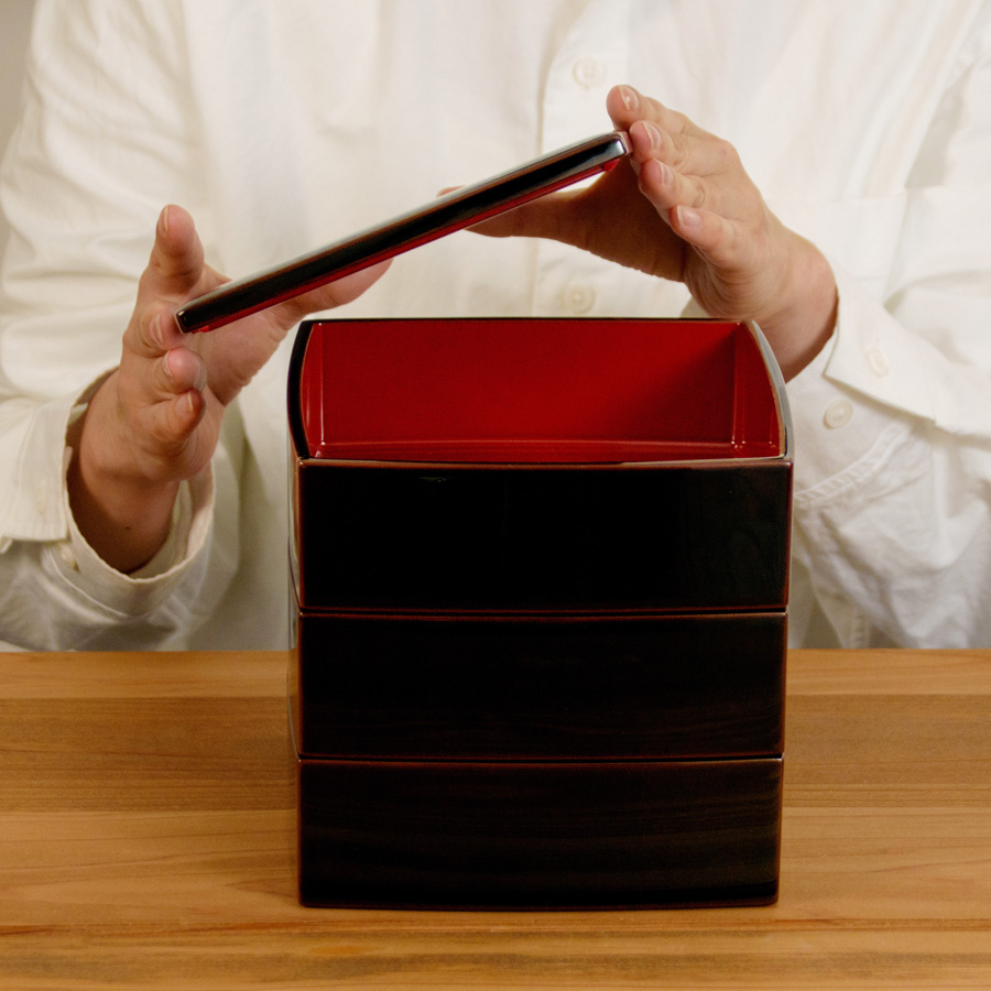 登根 円作 漆器 重箱/塗箱 黒地に赤と金の文様 登根 作 漆器 重箱/塗箱