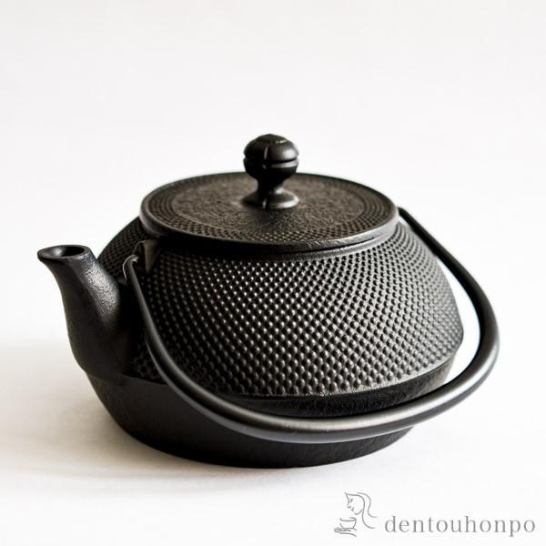 岩鋳（IWACHU） 鉄瓶 7型 特製アラレ紋 内面釜焼・外面黒焼付仕上げ IH