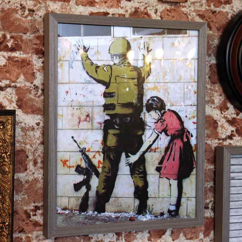 アートパネル おしゃれ バンクシー Girl Searching Soldier Banksy