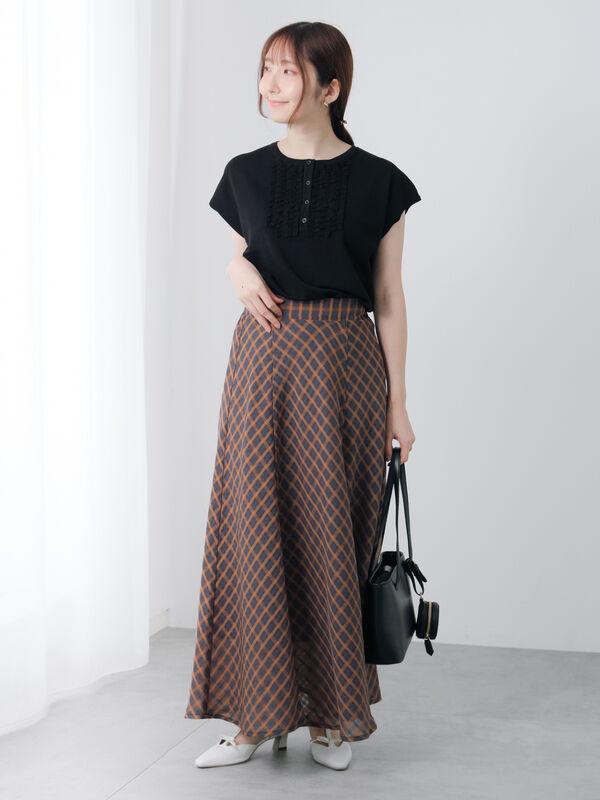 セール】 フロントフリルニット（オフホワイト/ブラック/ブルー