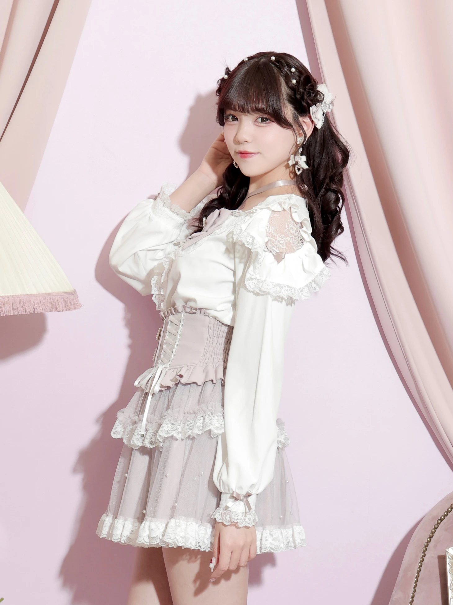 ビジューリボンチョーカーネックオープンショルダーブラウス（シャツ