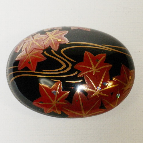 輪島塗 帯留め 小判形 -流水紅葉の蒔絵仕上げ- [黒色] 螺鈿 (ラデン