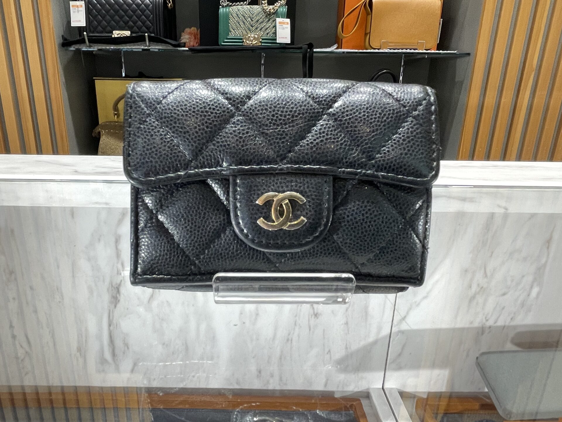 シャネル マトラッセ 三つ折り財布 キャビアスキン AP0232の高価買取の