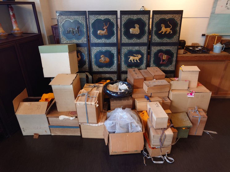 中国古美術・旧蔵の陶磁器、宝珠を持つ静かな思索の観音・12x41cm