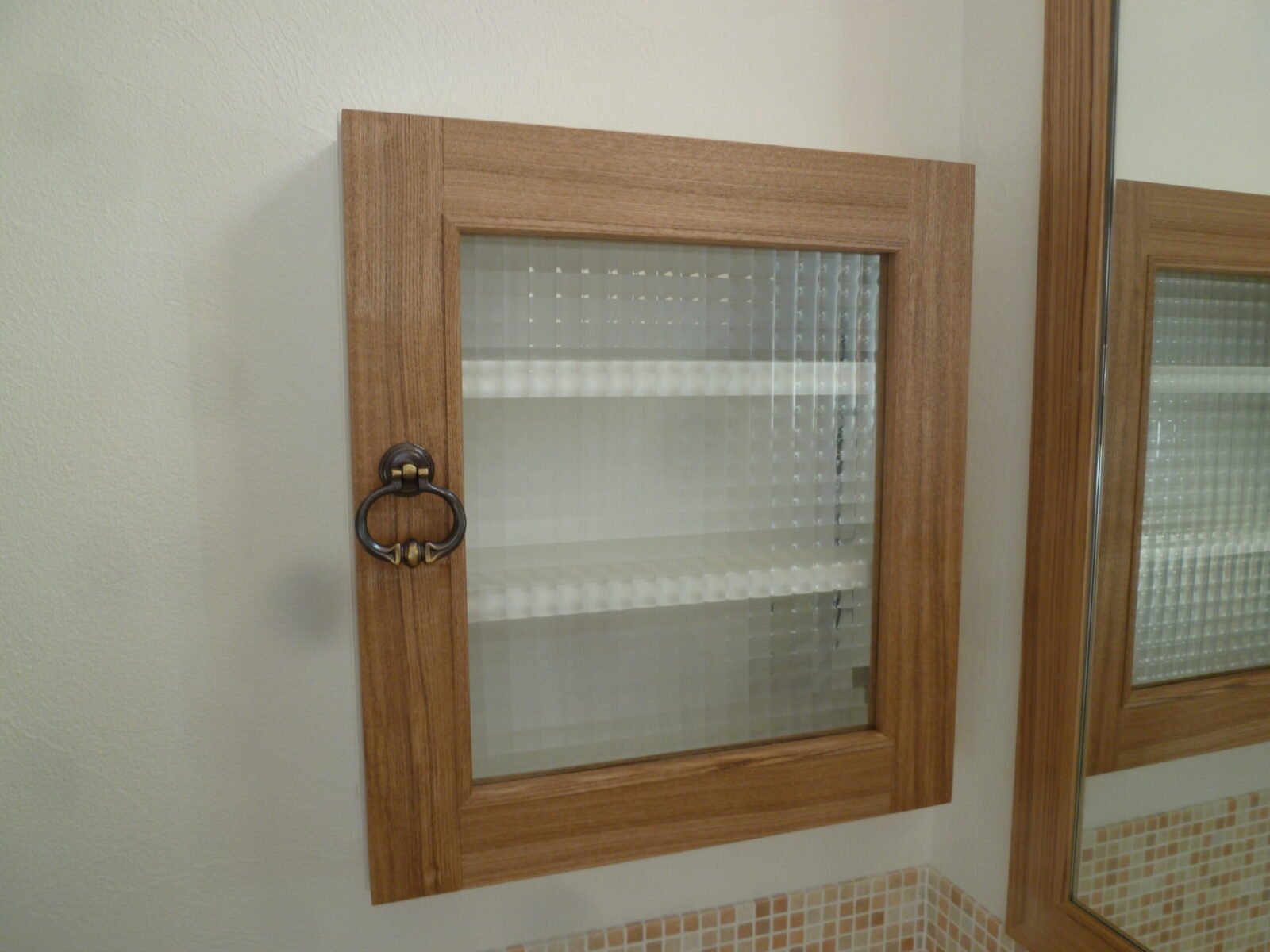 洗面所にある収納のガラス扉にチェッカーガラス（ヒシクロス）をご使用