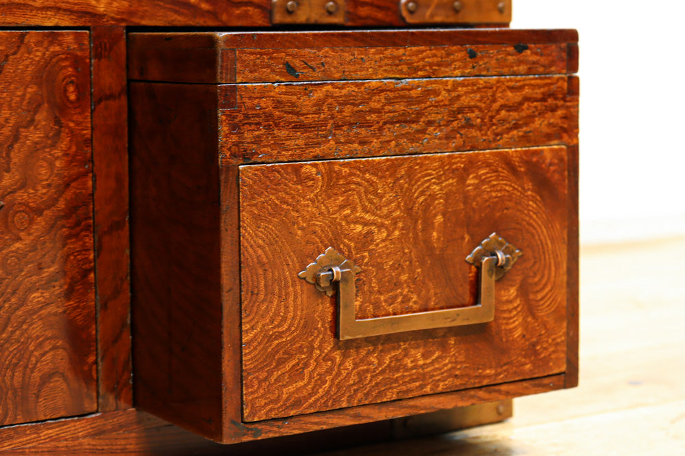 漆の艶色が美しい雅な面持ちの総欅酒田船箪笥 BB2436 – 古福庵