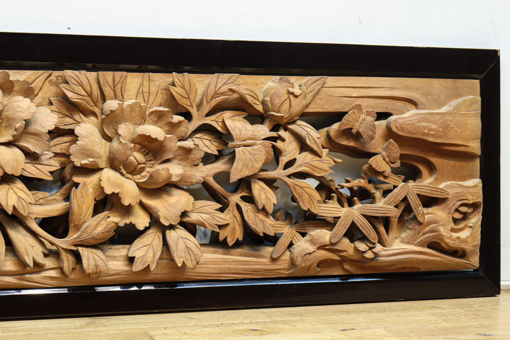 繊細な彫刻で蝶と牡丹を描いた迫力の彫刻欄間 EZ2537b 在庫1枚 – 古福