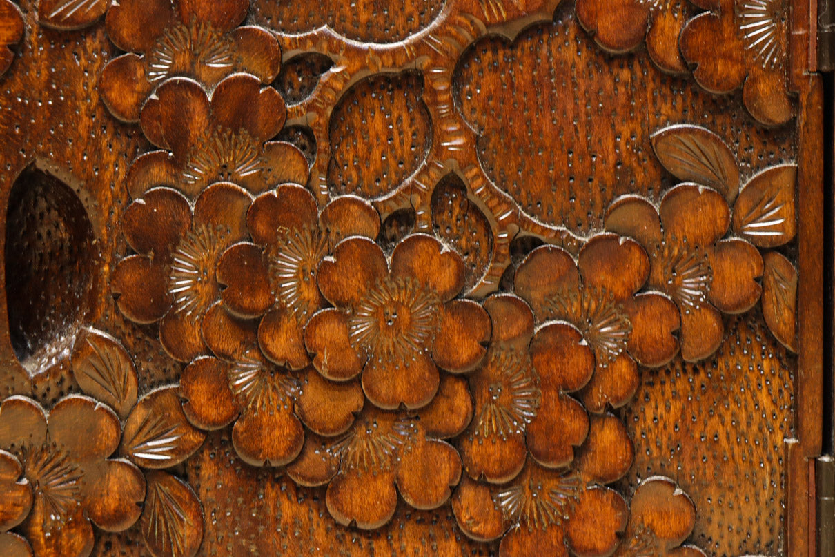 軽井沢彫りの上品な桜模様が浮かぶ鏡台 BB3164 – 古福庵 [ KOFUKUAN