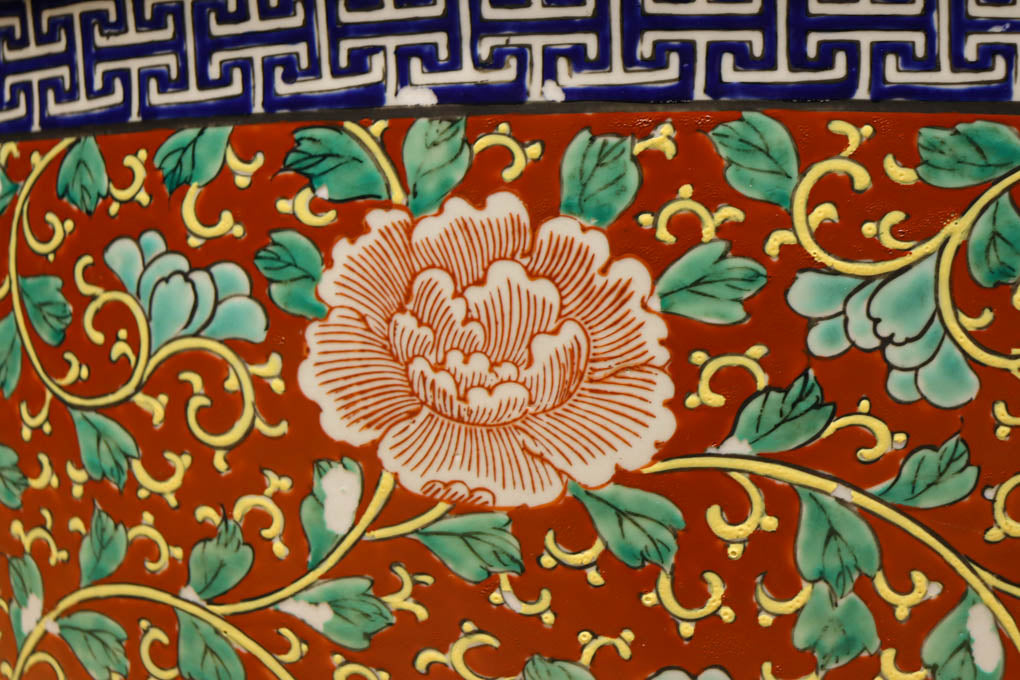 艶やかな色彩と絵柄が目を引く丸火鉢 DC6830 – 古福庵 [ KOFUKUAN